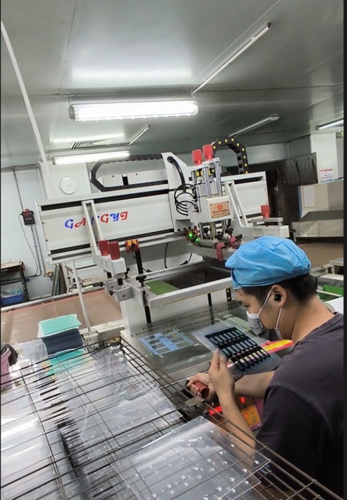 Etapas da impressão em serigrafia para painel acrílico Lunfeng